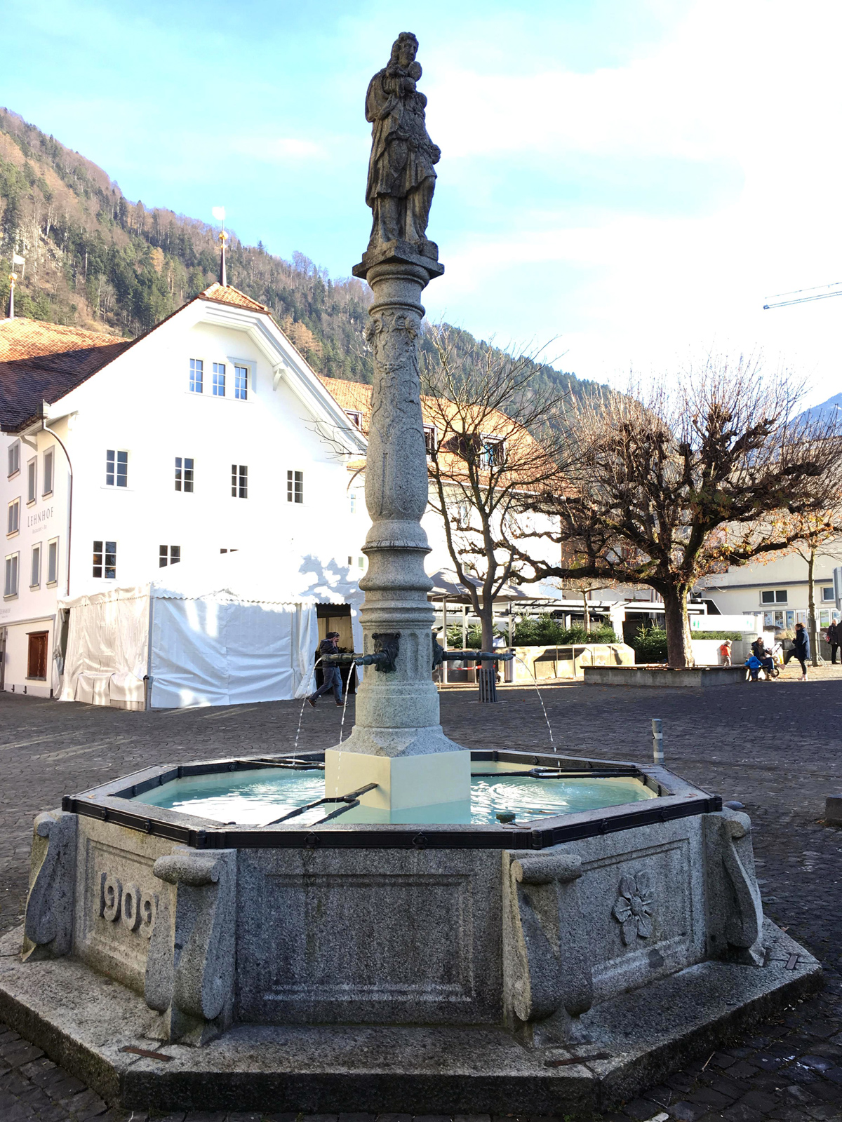 Lehnbrunnen (Urania) *** 1596, 1909 *** Granit *** Granit, Sandstein *** oktogonaler Steinplattenbrunnen; Becken 1909 ersetzt