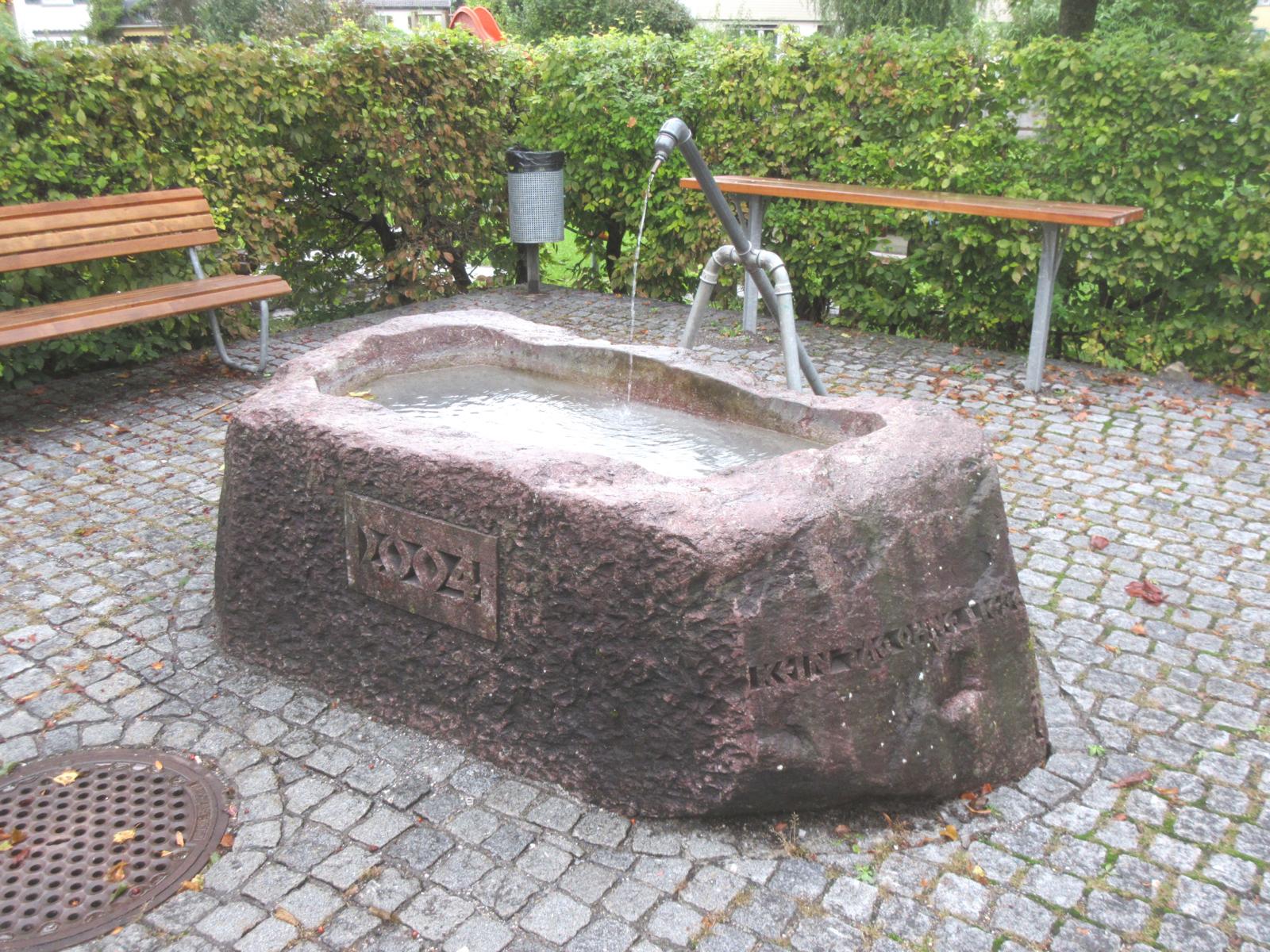 Kirchweg - Spielplatz *** 2004 *** Verrucano (Sernifit von Rotrisi, Ennenda *** -- *** Inschriften: "Drei Tage ohne Wasser", "Kein Tag ohne Liebe", Steinmetzzeichen