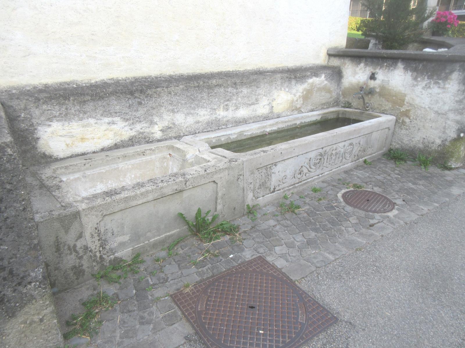 Laurenzenkapelle *** 1892; Jahrzahl in verziertem Spiegel *** Beton; Haupt- und Sudelbecken *** Stahl *** "Kein Trinkwasser"