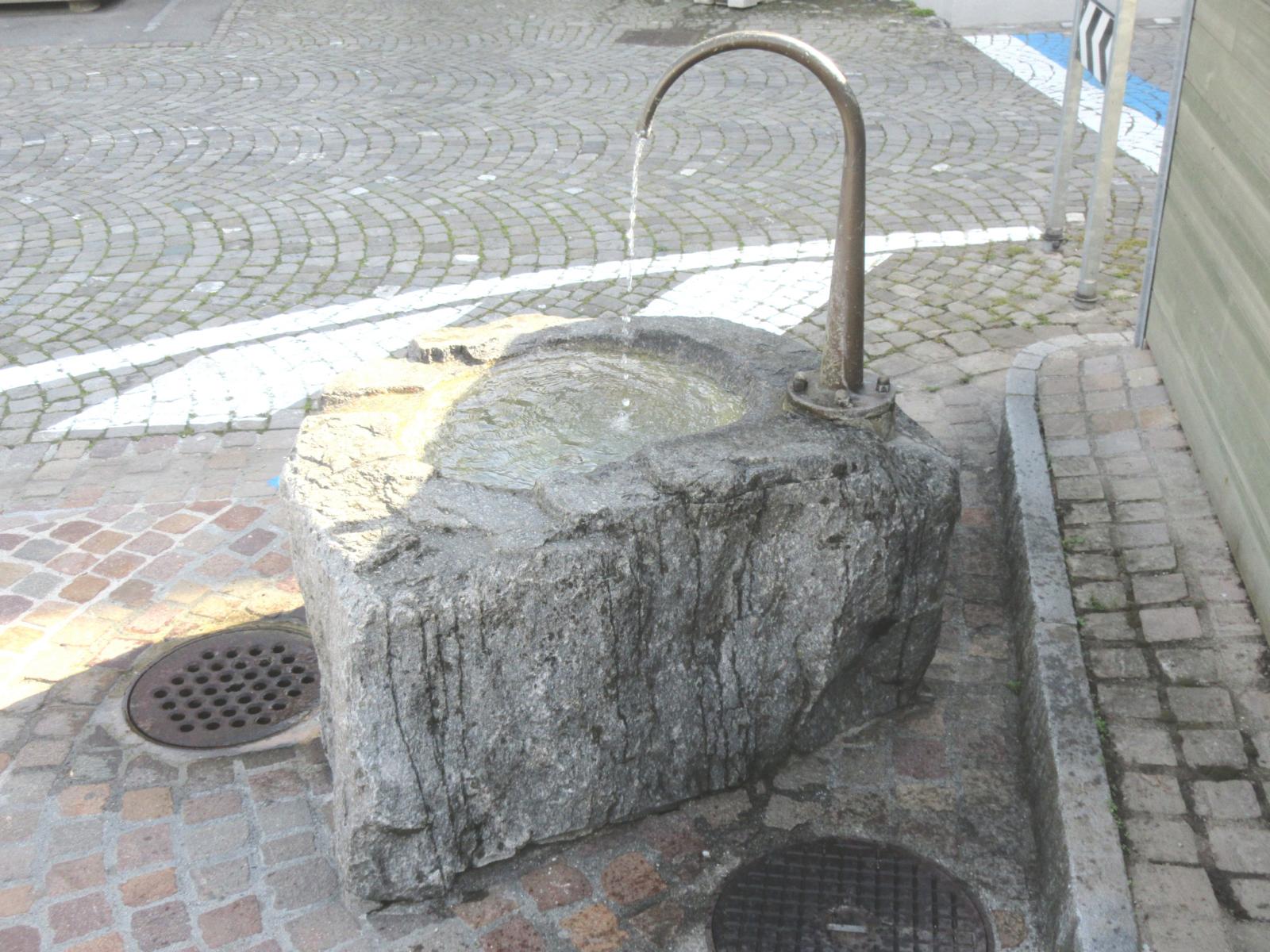 Dorfstrasse / Post *** o.J. *** porphyritischer Granit *** -- *** --