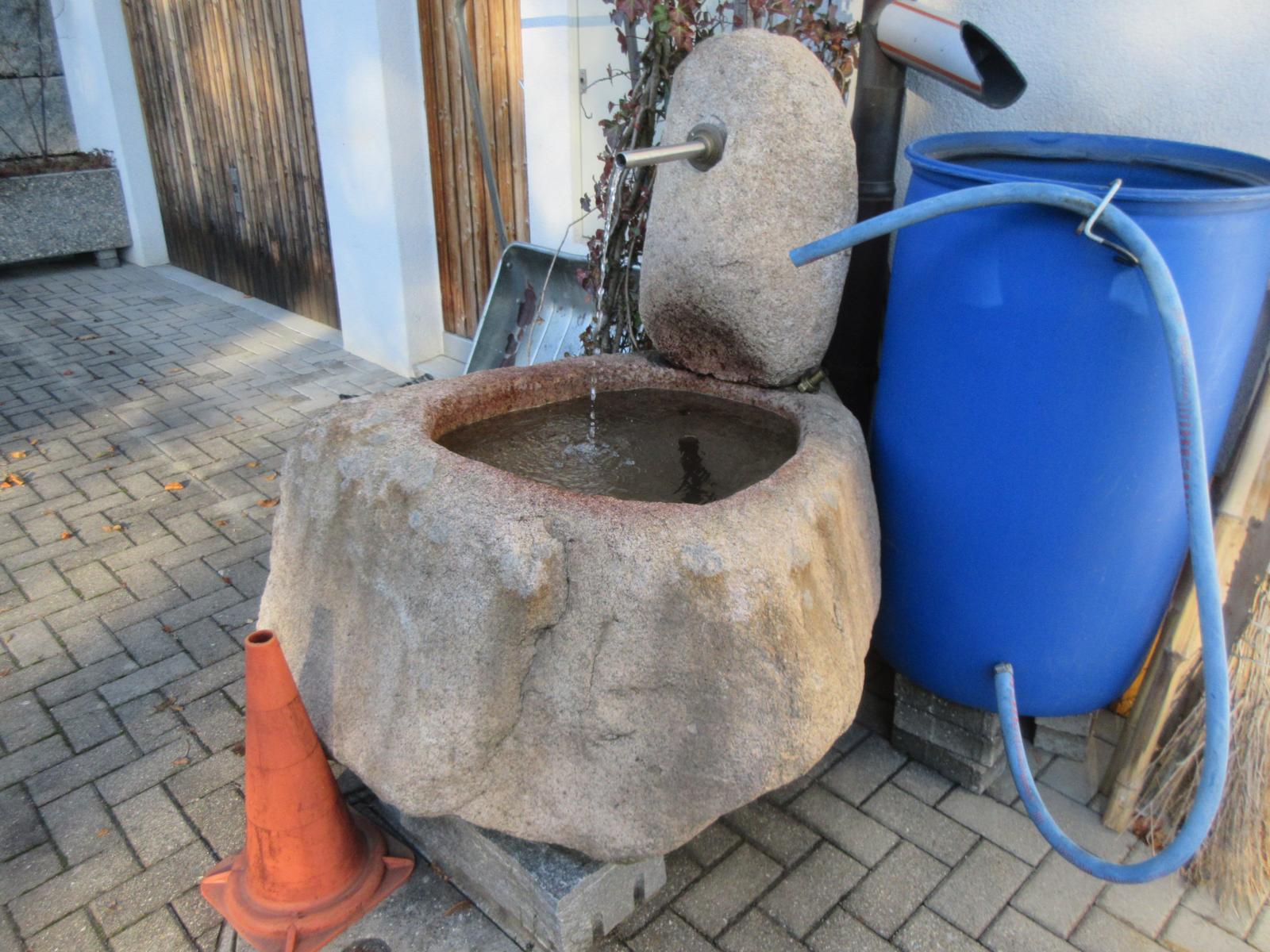 Hauptstrasse 60 *** 21. Jh. *** Granit *** Granit *** Regenwasser mit Umwälzpumpe betrieben. Gemäss Aussage des Eigentümers wurde der Brunnen für ein Betriebsjubiläum der Rivella AG erstellt.
